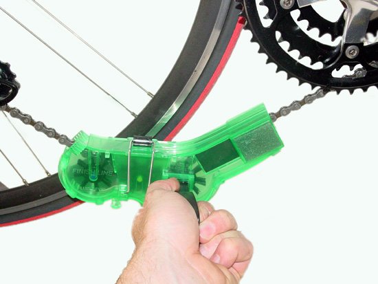 Czyszczenie łańcucha rowerowego przyrządem Finish Line Chain Cleaner